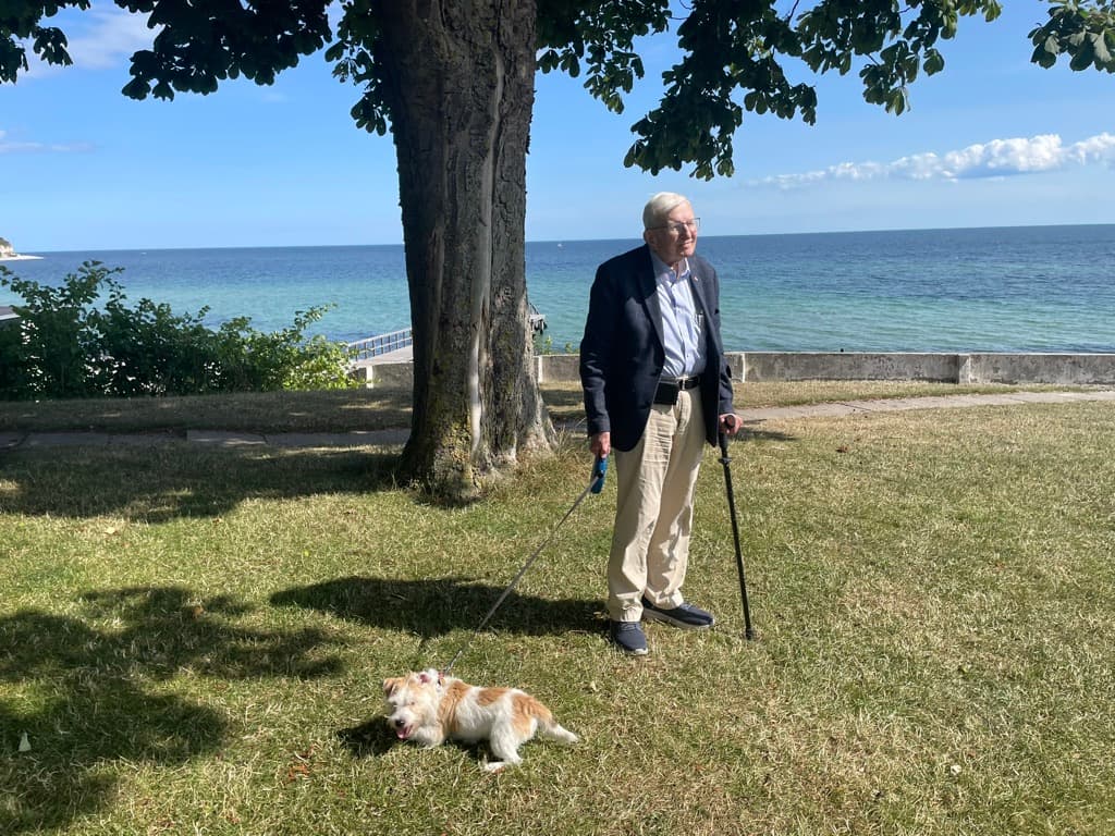 Ib Grønvaldt med hund ved kysten på Stevns