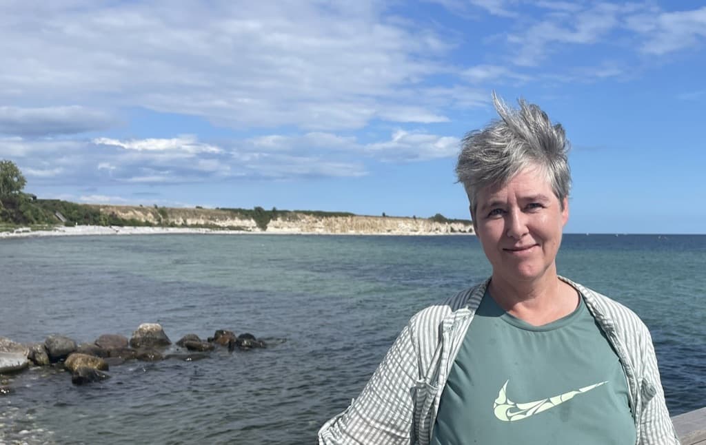 Anne Abraham fra SSEF ved kysten på Stevns
